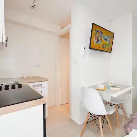 Little With Outdor Patio טרוגיר