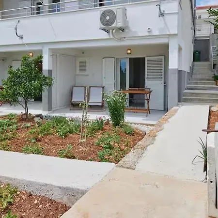 Little With Outdor Patio *